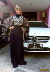 Foto-Foto Cantik Ratna Dilla Berhijab, Kece Bareng Mobil Mewah!