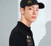 Foto-Foto Ganteng Member BTS Jadi Pegawai McD Editan Fans, Bikin Pengen Langsung Dilayani Sama Mereka!