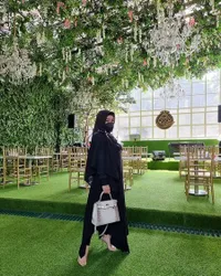 Foto-Foto Gaya Syahrini Pakai Hijab dan Outfit Serba Hitam, Sudah Khatam Al-Quran di Bulan Ramadan Ini