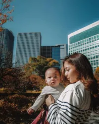 Foto-Foto Gemas Baby Issa Anak Nikita Willy Saat Jalan-Jalan di Tokyo, Duduk Santai di Atas Rumput - Seru Naik Subway