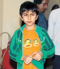 Foto-Foto Ibrahim Khan Saat Kecil, Ganteng dan Menggemaskan!