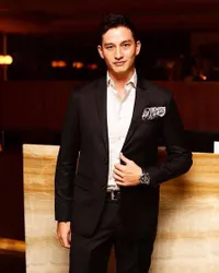 Foto-Foto Ini Bukti Jika Mike Lewis Duda Paling Hot di Indonesia