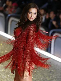 Foto-Foto Irina Shayk di VS Show 2016, Hamil Anak Bradley Cooper?