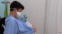 Foto-Foto Irwansyah Si Suami Siap Siaga yang Kini Jadi Papa Baru, Siapkan Kamar Anak Sampai Temani Zaskia Sungkar di Ruang Bersalin