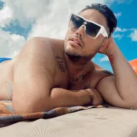 Foto-foto Ivan Gunawan Liburan di Bali, Pamer 'Simpanan' Selama 15 Tahun - Asik Bersantai di Pantai