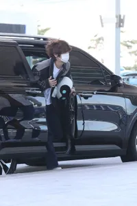 Foto-Foto Jin BTS di Bandara Incheon Sebelum Berangkat ke Argentina, Pamer Rambut Fluffy dan Berantakan Nggemesin Banget!