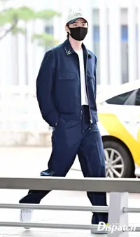 Foto-Foto Keberangkatan Lee Jong Suk dari Incheon ke Jakarta, Bandara Rasa Catwalk
