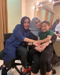 Foto-Foto Kedekatan Mama Rieta dan Amy Qanita yang Jarang Tersorot, Masak Bareng Sampai Saling Beri Ucapan Ultah