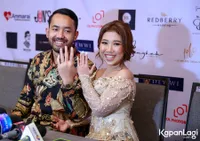 Foto-Foto Kemesraan Kiky Saputri Pamer Cincin dengan M. Khairi di Acara Lamaran, Bahagia Dilamar di Hari Ulang Tahun