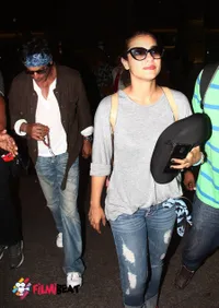Foto-Foto Kepulangan Kajol & SRK, Sempat Pelukan Mesra di Bandara
