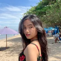 Foto-Foto Lawas Fuji Saat 'Masih Kurus', Adik Ipar Almarhum Vanessa Angel Santai di Pantai Pamer Rambut Panjang