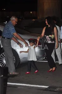 Foto-Foto Manis Aishwarya Rai Sebelum ke Cannes, Cium Kaki Ayah