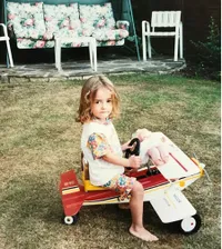 Foto-Foto Masa Kecil Yasmine Wildblood, Bule Yang Cantik Menawan