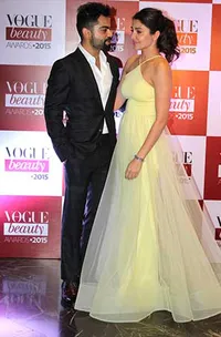 Foto-Foto Mesra Anushka Sharma, Peluk Virat Kohli di Depan Umum!