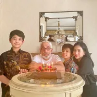 Foto-Foto Mesra Bunga Zainal dan Suami, Selalu Lengket dan Romantis Tak Hiraukan Komen Netizen