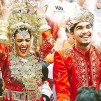 Foto-Foto Mesra Mario Irwinsyah & Istri Saat Acroyoga, Awas Baper