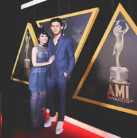 Foto-Foto Mesra Rinni & Jevin Julian, Peluk Erat - Keliling Dunia