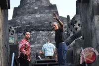 Foto-Foto Obama Asyik Berlibur di Candi Borobudur & Prambanan