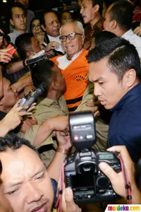 Foto-Foto Penangkapan OC Kaligis Ayah Velove Vexia, Ricuh!