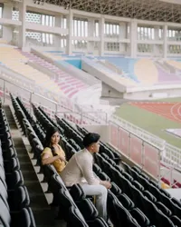 Foto-Foto Prewed Terbaru Kaesang Pangarep dan Erina Gudono di Stadion Manahan, Gandengan - Bersandar Mesra