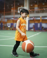Foto-Foto Raphael Moeis Anak Sulung Sandra Dewi yang Suka Banget Olahraga, Main Golf Sampai Basket!