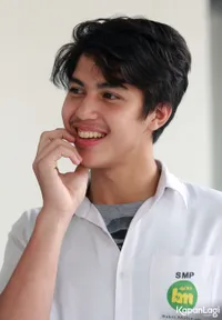 Foto-Foto Sepatu Bolong El Rumi Sekolah, Kaus Kakinya Kelihatan!