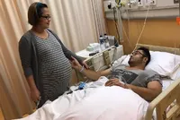 Foto-Foto Surya Saputra Terbaring Lemah di RS, Istri Setia Temani
