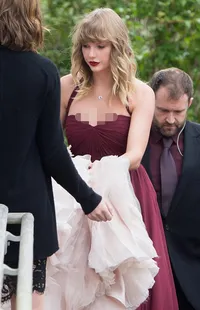 Foto-Foto Taylor Swift Saat Jadi Bridesmaid, Cantik Bergaun Merah