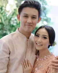 Foto-Foto Tunangan Rinni Wulandari - Jevin Julian, Manis & Mesra