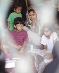 Foto-Foto Widi Mulia di Samping Jenazah Nenek, Penuh kesedihan!