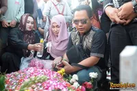 Foto - Olga Meninggal, Vokalis Wali Datang Berziarah dan Berdoa