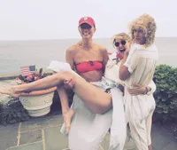 Foto: 10 Fakta Mengejutkan Mansion Taylor Swift di Rhode Island