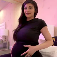 FOTO 10 Hari Usai Melahirkan, Kylie Jenner Tetap Langsing & Seksi