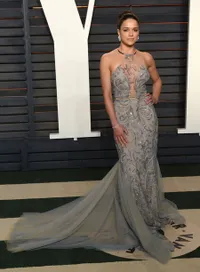 FOTO: 10 Superstar Ini Pernah Habiskan Malam di Balik Jeruji Lho