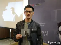FOTO 10 Tahun Berkarya, Afgan Dapat Kecupan Manis Dari Sang Bunda