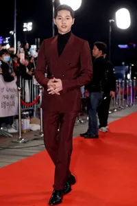 FOTO: 11 Aktor Ganteng Korea Hot Dalam Balutan Jas di Red Carpet
