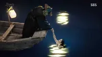 FOTO: 11 Momen Tak Terduga di Episode 1 'Legend of The Blue Sea'