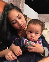 FOTO: 13 Ibu Muda Cantik dan Anak Lucunya, Manis Bahagia Keluarga