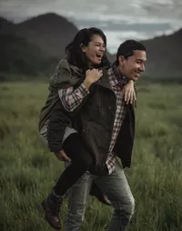 FOTO: 1 Tahun Anniversary, Andien & Suami Pilih Camping Romantis