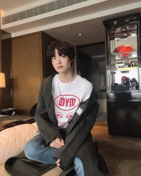 FOTO: 32 Tahun & Menikah, Gaya Ahn Jae Hyun Anak Kuliahan Banget