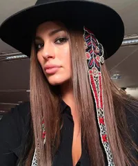 FOTO: 5 Model Gorgeus Hollywood Ini Bukti Size Doesn't Matter