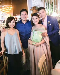 FOTO: 5 Tahun Pacaran, Kakak Glenn Alinskie & Pacarnya Romantis