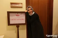 FOTO: 6 Tahun Menikah, Dewi Sandra Puji Sang Suami Imam Yang Baik