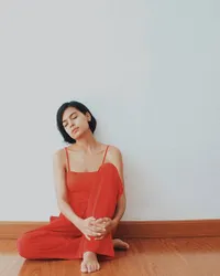 FOTO: 7 Potret Eva Celia Garap 'A Long Way', Bold & Serba Merah