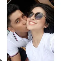 FOTO: 7 Tahun Nikah, Kenang Mirdad & Istri Tetap Mesra-Romantis