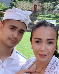 FOTO: 8 Artis Indonesia yang Ikut Rayakan Nyepi, Bunga Zainal - Oka Antara