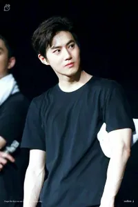 Foto 9 Member EXO Saat Pakai Kaos Hitam Polos, Sederhana Tapi Gantengnya Nambah