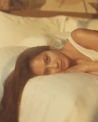 FOTO: 9 Potret Pevita Pearce Pose di Atas Kasur yang Bikin Heboh Netizen