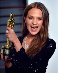 FOTO : Alicia Vikander 'TOMB RAIDER' Yang Cantik Natural