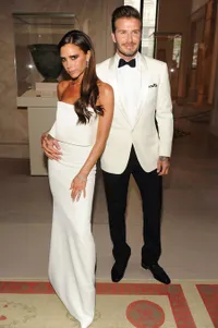 FOTO: Ada Yang Aneh, Victoria Beckham Selalu Sembunyikan Kakinya